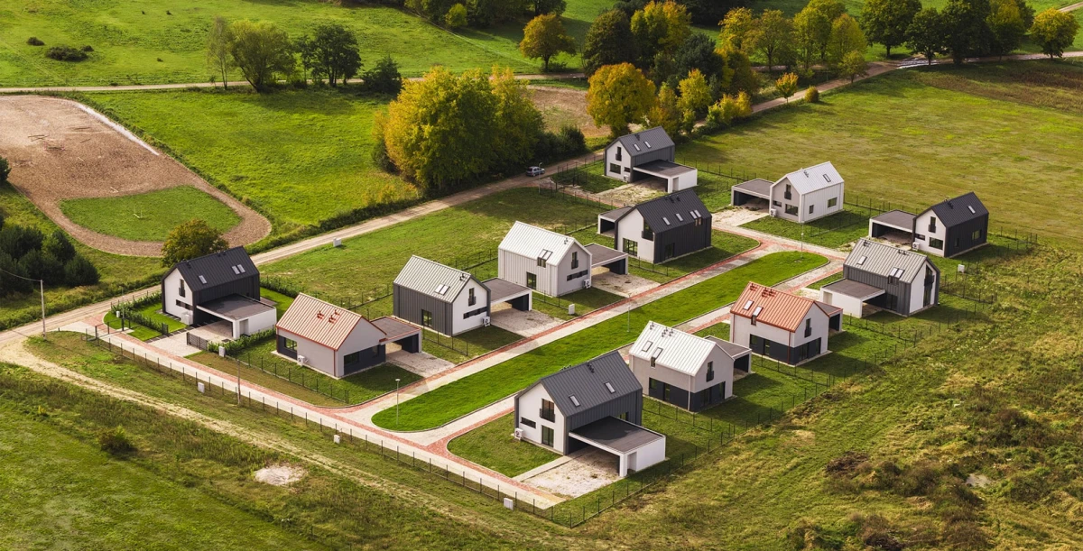 Widok osiedla Przystań Natura z domami jednorodzinnymi z lotu ptaka